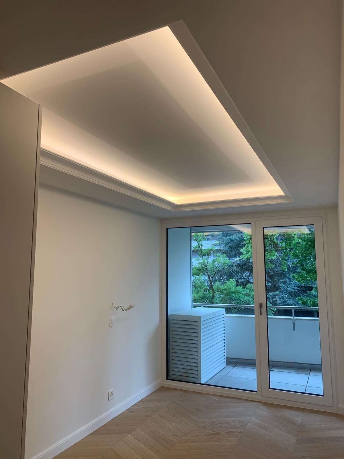 Pièce lumineuse avec plafond à caisson et éclairage indirect périphérique